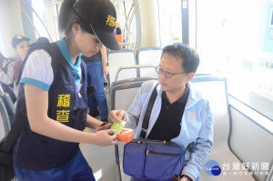 輕軌正式收費後，票證稽查人員將上線執行稽查及驗票工作。（圖／記者潘姿瑛攝）