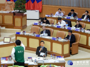 民進黨團書記長鍾宏仁、李坤城、廖筱清、周雅玲、鄭宇恩、何博文、林銘仁等議員24日進行聯合質詢。（圖／記者黃村杉攝）