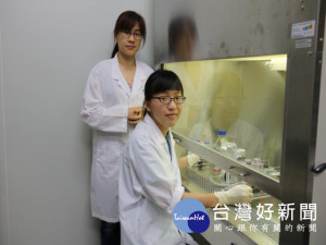 弘光科技大物醫學工程系學生張瓅文、羅慧瑄與資訊工程系暨智慧型輔

助科技碩士班學生顏立洋三名學生生活化的創新研究，獲得科技部大專

學生研究計畫研究創作獎。（記者陳榮昌攝）
