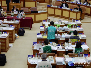 陳世榮、沈發惠、李倩萍、李余典、羅文崇等議員質詢再度關切新北市公務人員涉貪問題。（圖／記者黃村杉攝）