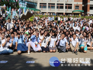 弘光科技大學舉辦「弘光由你瘋」制服日，今年邁進第八屆，又適逢創

校五十週年，致參與活動的學生突破千名響應，場面十分熱鬧。（記者陳榮昌攝）