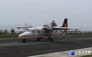 德安航空一架編號B-55567的多尼爾小型客機，26日下午要從離島蘭嶼飛返台東時，驚傳一頭白鷺鷥卡進未發動的引擎進氣口身亡，由於飛機尚未起飛，因此機上人員均安。（圖／Blair's The airplanes in the world YouTube，非當事班機）