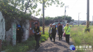 環保局張瑞琿副局長率同市府各防疫單位聯合稽查。（圖／記者潘姿瑛攝）
