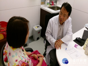 醫生向婦人說明乳房腫塊。林重鎣攝