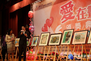 許育寧秘書長出席第20屆「愛在畫中」身心障礙者巡迴畫展頒獎典禮。（圖／記者黃村杉攝）