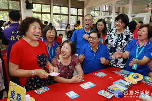 新北市政府為歡度九九重陽節，除致贈重陽禮金，也關心長輩的身體健康，更關心長輩遭受到家暴的議題。（圖／社會局提供）