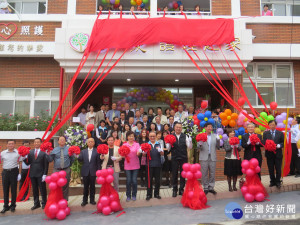 「弘愛護理之家」由縣長徐耀昌、創辦人王培珠（左六）等人共同剪綵開幕啟用。
