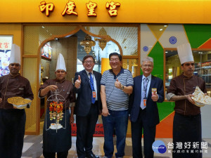南紡購物中心副董事長王立範(左三)、總經理廖孟省(右二)、印度皇宮總經理郝繼達(右三)開幕合照。.       