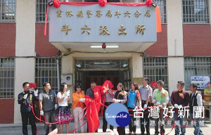 斗六派出所臨時辦公室啟用揭牌，警方提醒民眾，報案可別跑錯地方。（記者陳昭宗拍攝）