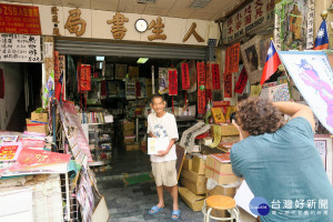 駐村計畫拍攝高雄的老人家，從駁二周邊開始，紀錄鹽埕發展歷史的老容顏。（圖／高雄市政府文化局提供）