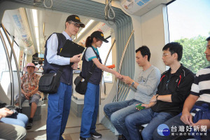 高雄輕軌今日起正式收費，票證稽查人員上線執行稽查及驗票工作。（圖／記者何沛霖攝）