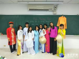 新住民語文社同學體驗越南服裝課程情景。〈學校提供〉