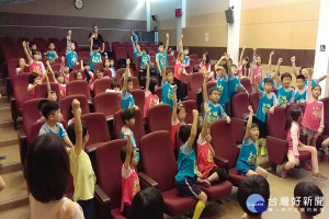 台南市警局婦幼警察隊實施婦幼安全宣導，活動過程還獨創英語雙聲道，學童興奮紛相搶答。