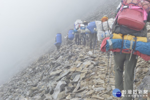 志工清運垃圾下山。〈圖片玉管處提供〉