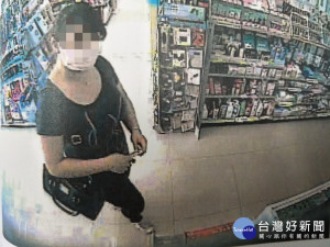 偷同事提款卡被拍錄。林重鎣攝