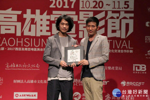 【台灣獎】〈回程列車〉黃邦銓（左）與評審趙德胤（右）合照。（圖／高雄市電影館提供）