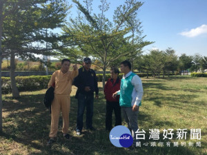 外埔區幸福公園缺乏無障礙空間等設備，昨日助理施志昌會同府官員會勘，研究增添改善設施。（記者陳榮昌攝）
