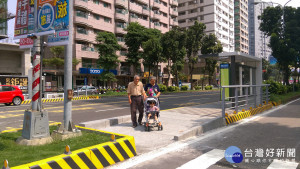 候車亭環境改善，有效提昇乘客使用的安全。（圖／高雄市政府交通局提供）