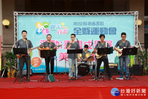 南投縣第一個「NTT南投教師民歌樂團」於縣運開幕典禮中獻唱好聽民歌。（記者扶小萍攝）