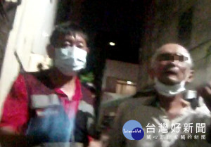 男子酒醉身體不適倒臥巷內 警消積極協助返家