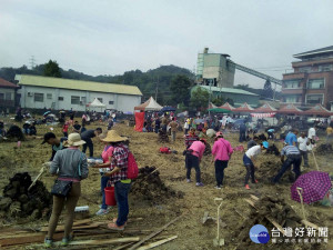 集集和平社區快樂農園烘窯活動熱鬧登場。