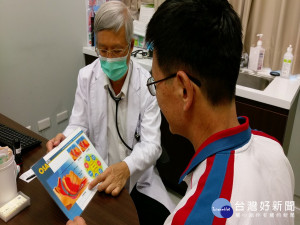 醫師解說呼吸中止症。林重鎣攝