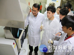 弘光科技大學環境與安全衛生工程系，舉辦「環你健康日」活動，檢測頭髮重金屬探討，讓師生與民眾進一步識生活周遭的環境。（記者陳榮昌攝）