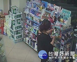 竊嫌因為受廣告吸引，一時糊塗偷走彩妝品，經警方通知到案後悔不已。（記者陳昭宗拍攝）