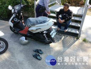 男子巧遇警察一時心慌想丟掉毒品但來不及，才將毒品踩在腳下，仍被警方識破逮捕。（記者陳昭宗拍攝）