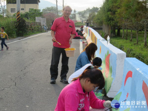 家扶基金會南投希望學園延續著每年「兒少行動方案」，於5日前往埔里鎮枇杷里進行彩繪護欄活動。