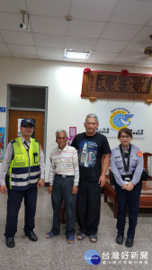 老翁外出迷徒呆坐巷口直發抖，警民共同協助返家與家人相聚「啾感心ㄟ(台語)」