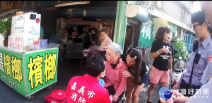 老嫗散步摔一跤 慈警救援助送醫