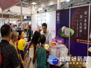 阿聰師芋頭文化館經理陳順彰在台灣文創購物節上，推銷阿聰師優質產

品，入口香甜又綿蜜的糕餅受到大陸民眾的喜愛。（記者陳榮昌翻攝）