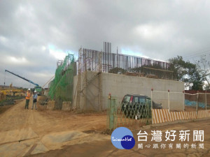 2018台中世界花卉博覽會，市府建設局執行1.1公里的外埔園區聯外道路工程，工程進度超前，道路橋梁段，橋台已施作完成。（記者陳榮昌攝）
