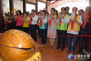 為紀念觀音媽出家紀念日開化寺在兼任寺方管理人的市長邱建富(前排右6)帶領下舉辦最隆重的十供(十道供品)大典