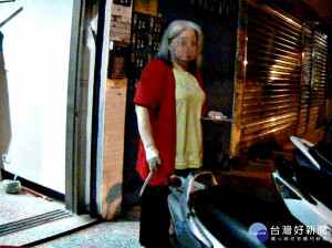 心情鬱悶老婦持刀欲輕生  警果斷奪刀助送醫