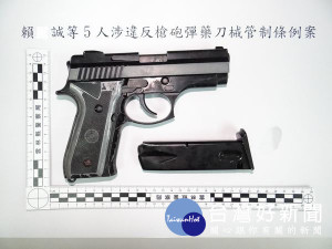 斗六分局執行「封鄉緝毒」擴大臨檢專案勤務，查獲槍枝、K他命及二級毒品咖啡包等。（記者陳昭宗拍攝）