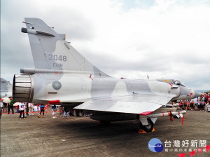 我國空軍一架編號2040的單人座幻象2000－5型戰鬥機，7日晚間在基隆北北東90浬處突然失聯，國防部、海巡署海洋巡防總局基隆海巡隊聯合派出搜救艦艇與人力，尋找失聯的飛行員何子雨。（圖／Wikipedia資料照，非當事戰機）