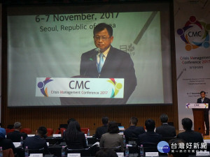 消防局副局長陳崇岳赴韓國首爾出席2017危機管理網大會，並發表新北市災害防救經驗。（圖／消防局提供）