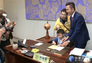 體驗一日小小市長 開會、批公文架式十足