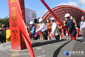 「洋仔厝溪堤岸道路第一標北岸標工程」動土典禮。與會貴賓還有立法委員王惠美、彰化縣議員凃淑媚、陳秀寳、黃育寬、葉國雄、林士堅、楊竣程、鹿港鎮長黃振彥、鹿港鎮民代表會主席許志宏等人。