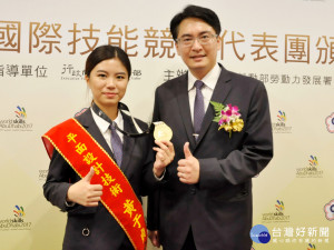 平面設計黃于貞(左)國際技能賽抱金，分署長柯呈枋與有榮焉。