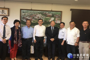 前國防部副部長陳永康上將（右4）應邀到長榮大學以領導統御為題，與師生們分享從軍經驗。