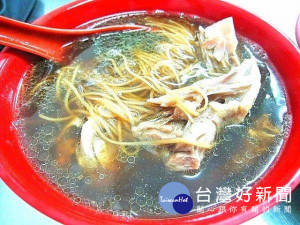 市政府經發局舉辦「四大觀光夜市2017美食PK票選」活動，大甲區「廟口蚵仔煎」及「正兄弟當歸鴨肉麵線」，在二十四攤票選中，雙雙脫穎而出，贏得創意組及傳統組第一名。（記者陳榮昌攝）