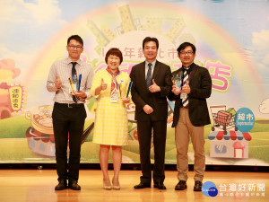環保局長劉和然9日親自頒獎表揚麥當勞、家樂福及全聯等3家企業形象獎。（圖／記者黃村杉攝）