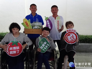 小華（左二）結訓協助負擔家計，家人到場支持。（圖／記者許凱涵攝）