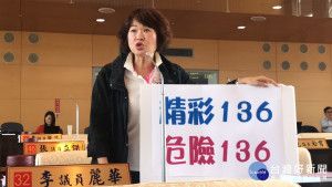 市議員李麗華質詢長龍路的安全。林重鎣攝
