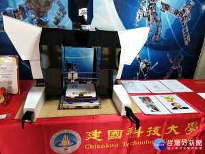 建國科技大學電子工程系王俊傑副教授帶領的研發團隊研發之「利用影像辨識技術實現機器人水彩畫之功能」之機器人