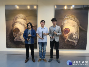 吳易澤、陳政偉、呂浩維(左一起)三位去年「南瀛獎」得主齊聚台南新營，連袂展出「迫 視像─2016南瀛獎得主特展」。(圖說/新營文化中心)