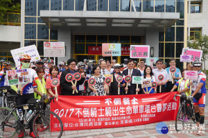 第7屆不倒騎士環島抵達高雄，鼓勵癌友運動擁抱健康。（圖／記者郭文君攝）